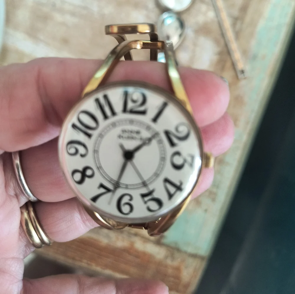 3 watches prob just needs batteries  Kim Rogers,Ann Kline, Waltham.2 stones out - Picture 2 of 10